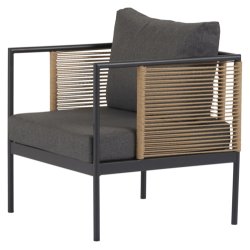 Komfortabelt vedligeholdelsesfrit loungest med sofa, to stole og bord