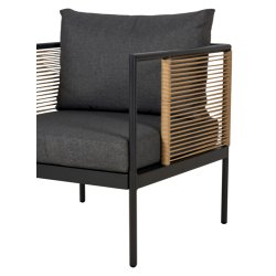 Komfortabelt vedligeholdelsesfrit loungest med sofa, to stole og bord