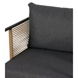 Komfortabelt vedligeholdelsesfrit loungest med sofa, to stole og bord