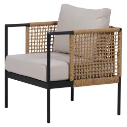 Komfortabelt vedligeholdelsesfrit loungest med sofa, to stole og bord