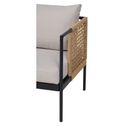 Komfortabelt vedligeholdelsesfrit loungest med sofa, to stole og bord