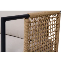 Komfortabelt vedligeholdelsesfrit loungest med sofa, to stole og bord