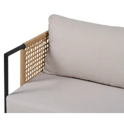 Komfortabelt vedligeholdelsesfrit loungest med sofa, to stole og bord