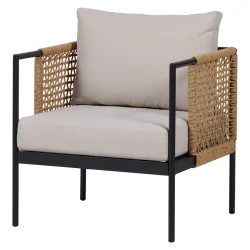 Komfortabelt vedligeholdelsesfrit loungest med sofa, to stole og bord