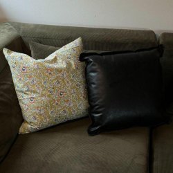 Pude i �gte b�ffell�der 50x50 cm. 12 cm tyk i midten af puden. -  V�lg farve