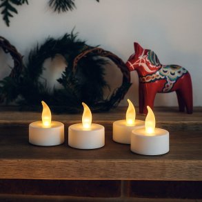 St med 4 stk. LED fyrfadslys med varmt, realistisk lys