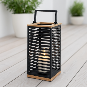 Lanterne med stribet beskyttelses net i metal og fyrretr 