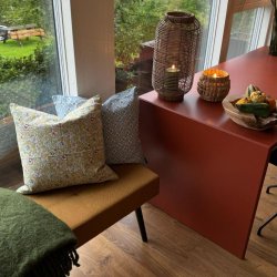 Flettet lanterne i naturfarvet vandhyacint med glas indvendig - Model: Astrid