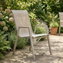 Elise caf�s�t - Elegant caf�s�t til 2 personer med sandfarvet caf�bord i aluminium og nonwood samt 2 stabelbare havestole i textilene og teak-look i hvid