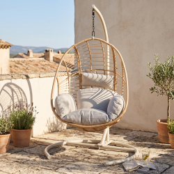 Elegant h�ngestol i UV-beskyttet rattanlook med bl�d hynde og stativ � komfortabel loungestol til inde og ude i stilrent design