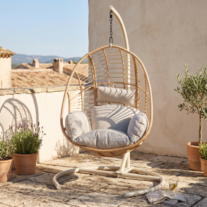 Elegant h�ngestol i UV-beskyttet rattanlook med bl�d hynde og stativ � komfortabel loungestol til inde og ude i stilrent design