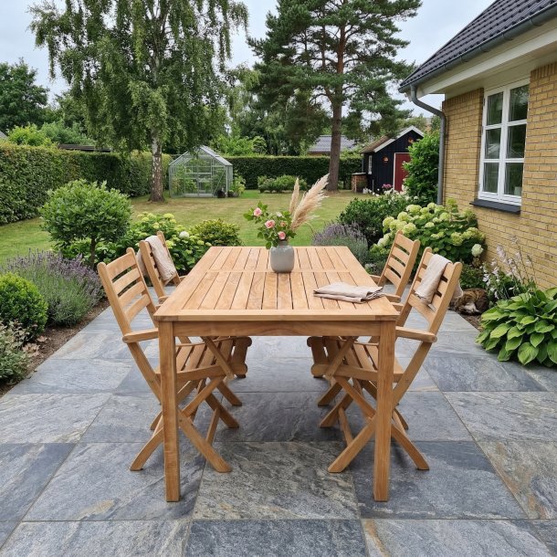 Tr�dg�rdsm�belset Rosenborg / york guld i teak med 4 stycken hopf�llbara stolar med armst�d