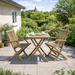 Cafes�t med kvadratisk cafebord og foldestole - model: mondena