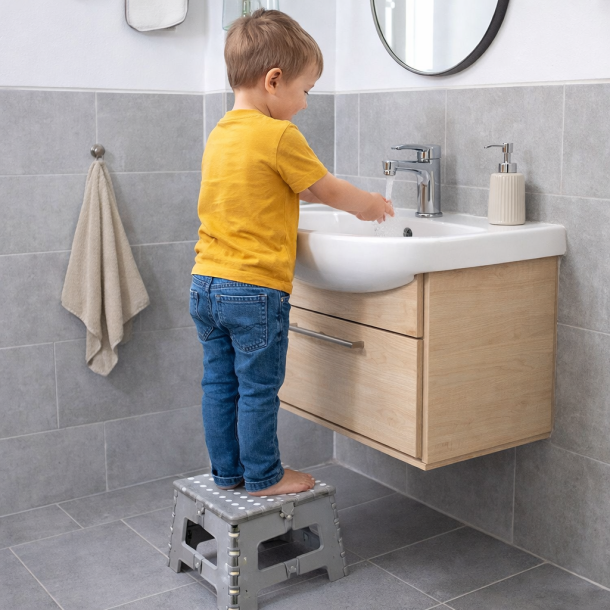 Praktisk foldbar skammel i to st�rrelser