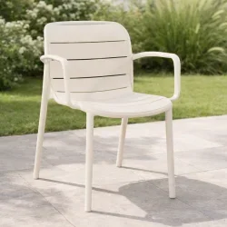 Svea caf�s�t - Stilrent og vedligeholdelsesvenligt caf�s�t med 70x70 caf�bord i sandfarvet aluminium og nonwood og 2 hvide stabelbare havestole 