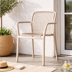 Stilrene plast stabelstole i moderne design til b�de indend�rs og udend�rs brug � f�s i flere farver 