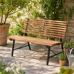 Stilren haveb�nk i Acacia Mangium med teakolie-finish og solidt stel i st�l � 130X56cm bred komfort til terrasse og have