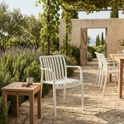 Lily Havem�bels�t i hvid med 6 Stabelbare Vedligeholdelsesfrie Havestole og Rummeligt Havebord til Terrasse og Have