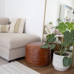 Rund lderpuf i brunt bffellder - H40x50 cm