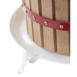 Saft/frugtpresser i naturligt egetr og robust stl. Manuel betjent, imponerende og effektiv 