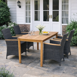 Familjeset med 4 stolar i UV-beskyddad polyrotting och bord i guldteak f�r 4-6 personer