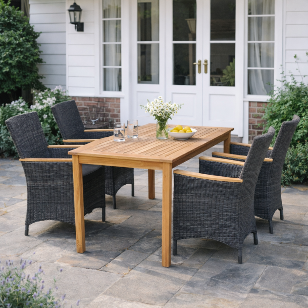 Familjeset med 4 stolar i UV-beskyddad polyrotting och bord i guldteak f�r 4-6 personer