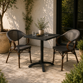 Vedligeholdelsesfrit cafes�t. Best�ende af bord i sort nonwood + 2 stabelstol i brun/bambus look