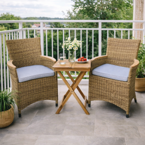 Boston cafes�t med foldbart teak bord og to miami stole i UV-beskyttet polyrattan