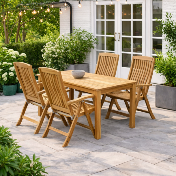 Teakbord med positionsstolar f�r 4 personer
