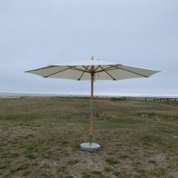 Naturfarvet parasol med bambusstok  3M - Vandtt + Dug har UV30+ solbeskyttelse. Model: Nice