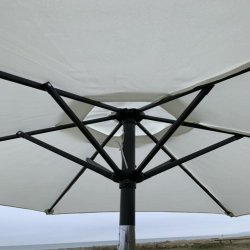 Balkongparasoll rund  2 M. med lutning - Vattentt + Dug har UV30+ solskydd. Modell: Madrid