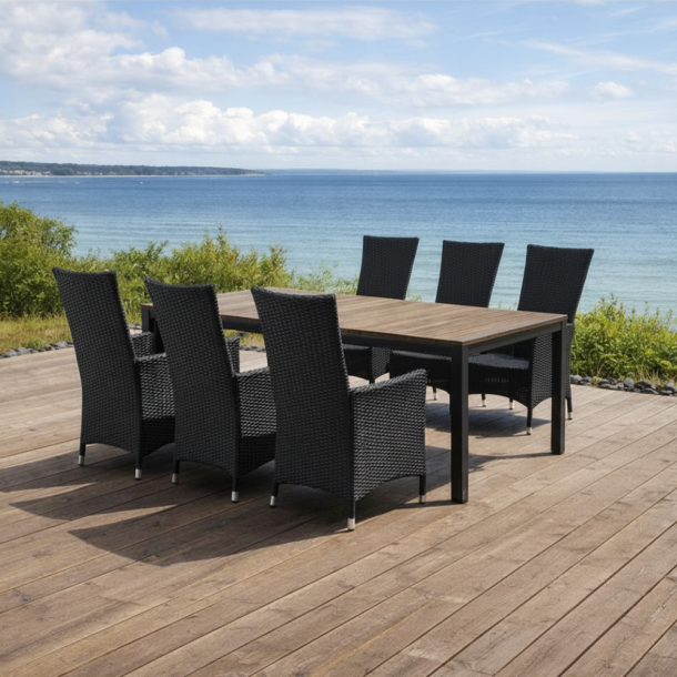 Brunt familjebord med 8 st. Nanna-stolar.