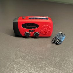 Multifunktionel n�dradio med batteri, solceller, h�ndsving, powerbank og lygte 
