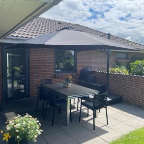 Lyxigt hngparasoll med fot, lutningsfunktion och 360 rotationssystem - Modell: Andreas - 3X3M