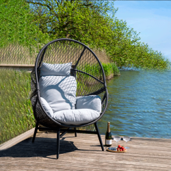 Dawnson Loungestol i stl og polyrattan - Den perfekte blanding af sidde komfort og hygge. 