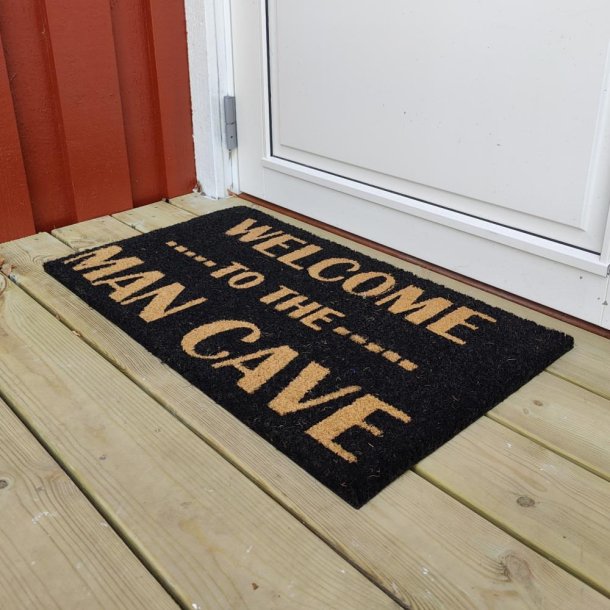 Kokos Drrmatta med motiv "Welcome to the man cave" - &#8203;&#8203;Slitstark drrmatta 40 x 70 cm