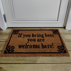 "If you bring beer you are welcome here !" Sjov kvalitetsdrmtte tler udendrs brug ret rundt.
