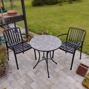 Hyggeligt og stilfuldt vedligeholdelsesfrit caf�s�t med bord �60 cm granit mosaik og 2 stole 