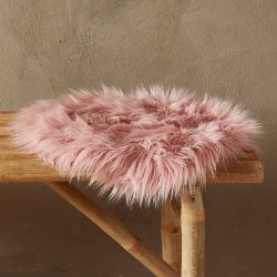 Sdehynde i poly/acryl imiteret lammeskind, 37 cm - Vlg farve