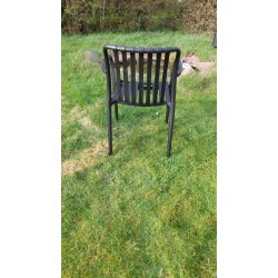 Vedligeholdelsesfrit Thea caf�s�t med 2 stabelbare stole - Bordet har justerbare f�dder - Perfekt til altan, terrasse eller have!