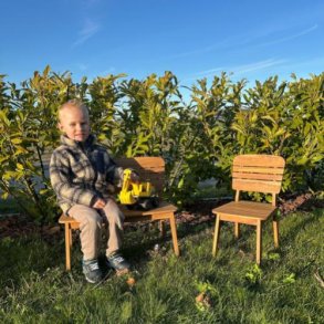 Lille TOKYO brnestol med et moderne look - Akacietr