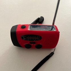 Multifunktionel n�dradio med batteri, solceller, h�ndsving, powerbank og lygte 