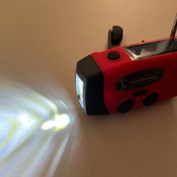 Multifunktionel n�dradio med batteri, solceller, h�ndsving, powerbank og lygte 