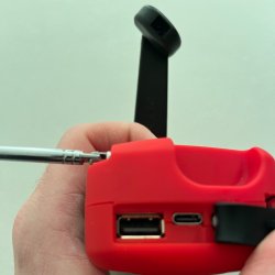 Multifunktionel n�dradio med batteri, solceller, h�ndsving, powerbank og lygte 