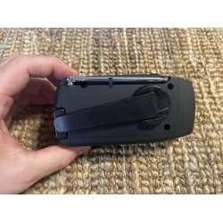 Multifunktionel ndradio med batteri, solceller, hndsving, powerbank og lygte  Sort