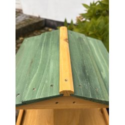 Yndigt fuglefoderhus i tr med overdkning og egen fod H110xB32xD29 cm