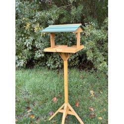 Yndigt fuglefoderhus i tr med overdkning og egen fod H110xB32xD29 cm