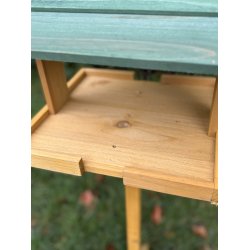 Yndigt fuglefoderhus i tr med overdkning og egen fod H110xB32xD29 cm