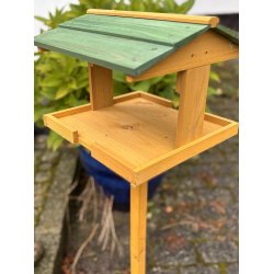Yndigt fuglefoderhus i tr med overdkning og egen fod H110xB32xD29 cm