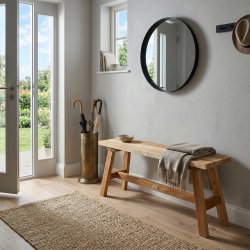 Stilren teakb�nk til entr�en eller til brug p� terrassen eller haven. M�l 90x25xH�jde 45 cm